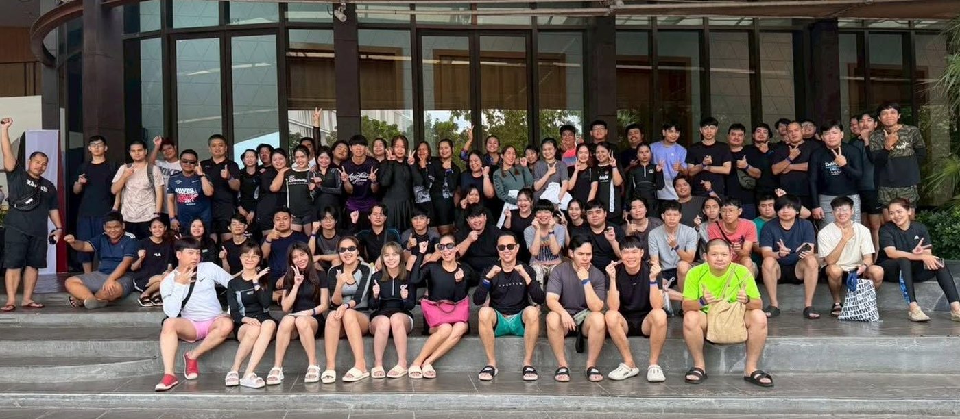 ทีมงานและบริษัทในเครือถ่ายภาพร่วมกันในกิจกรรมประจำปี